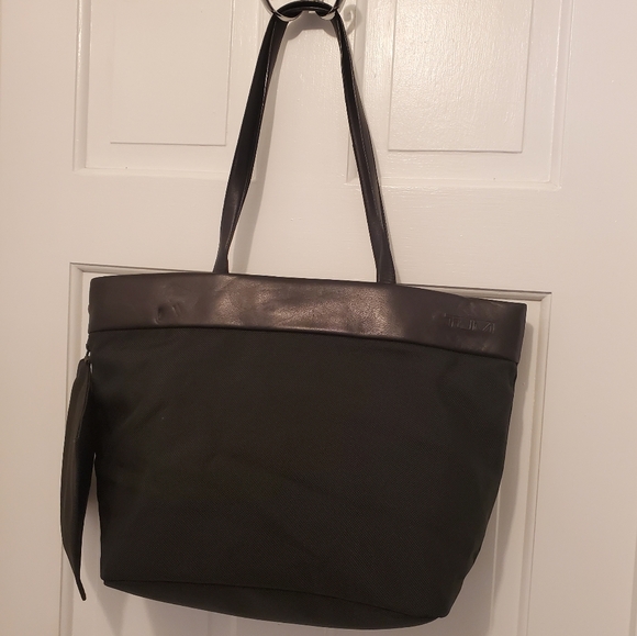 Tumi Black Travel/Work Shoulder Tote Bag Leather Handles Removable Zip Pouch - Picture 1 of 12